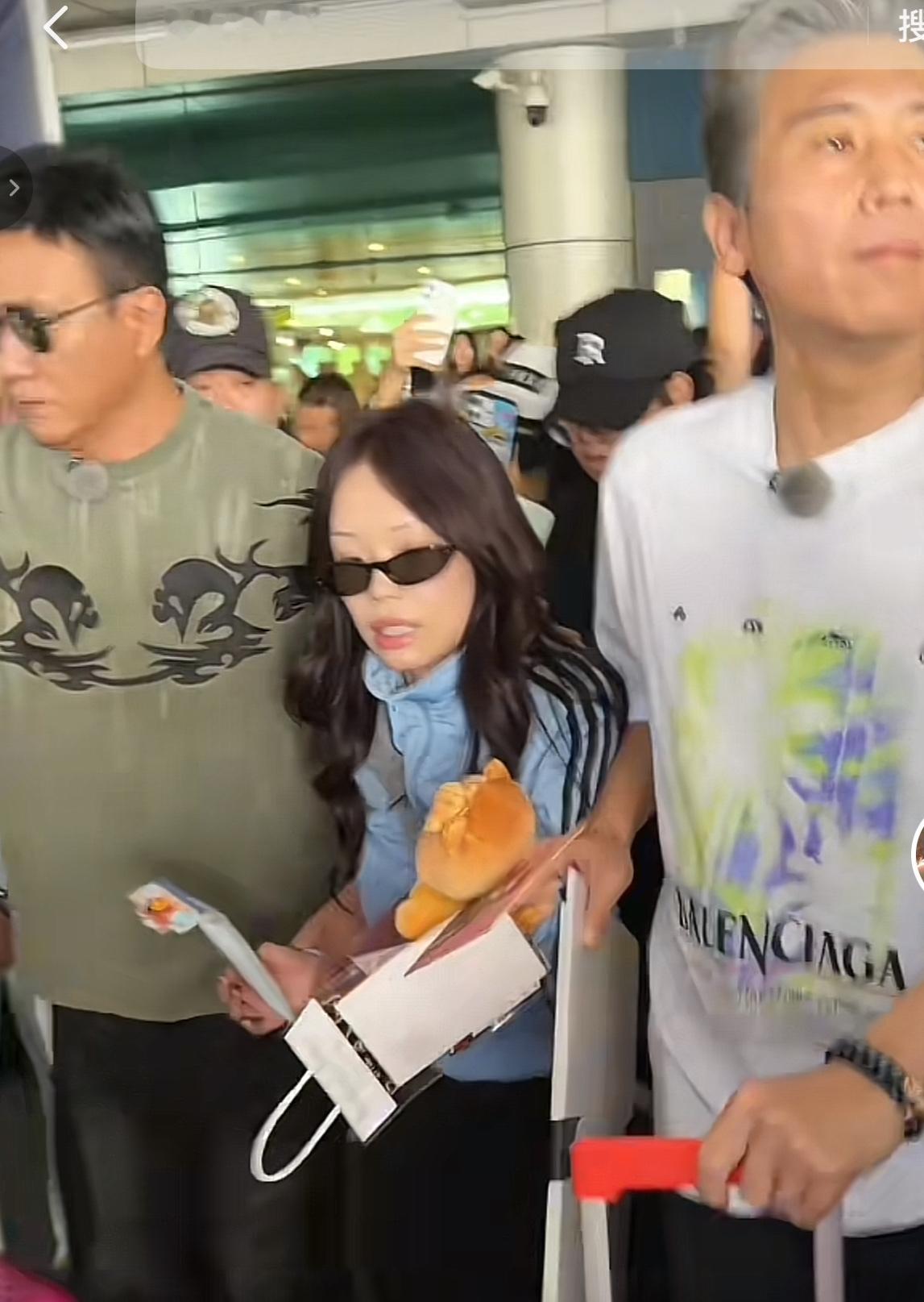 反差拉满。这一幕太有梗！画面里左边是胡军，右边是李乃文，两位老牌硬汉演员，在综艺《大哥小助理》里化身助理，一左一右把万妮达护在中间，拎行李拿东西全程陪同。

网友玩梗调侃，像是从车站直接押去音乐节。平时荧幕上气场强大的两位大哥，干起助理活来一本正经，巨大反差感直接拉满，画面又好笑又有趣。