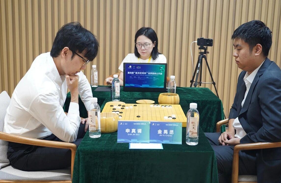 困扰了世界围棋界好几代人的八冠魔咒，终究还是被申真谞给一脚踹碎了。
在第4届烂柯杯决赛里，他2比0干脆利落地拿下卞相壹，成了名副其实的九冠王。
柯洁当年那么意气风发，拿满八个世界冠军之后，硬生生在这个数字前卡了好几年；更早之前的古力，同样也是停在了第八冠的门槛前。
前阵子大家都在传，中国年轻棋