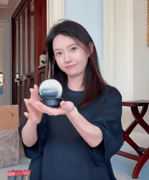 白宇和刘萌萌被传疑似当爸，目前只是网友看图猜出来的瓜，没实锤。八月份刘萌萌发开箱视频，穿宽松衣服肚子有点显，之后账号停更两个多月，最近生日视频一出来，又被拿着放大镜看体态，说像产后恢复。时间线串起来挺顺，可从头到尾没出生证明、没医院路透、没本人回应。俩人二〇一三年拍《屌丝日记》认识，二〇一四年恋情被