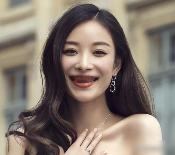 倪妮亲口承认：我两次分手，都是我作的！
年轻时谈恋爱，控制不住向对方过度索取情绪价值。把好好的缘分，逼到走不下去。
两任前任冯绍峰、井柏然，从头到尾没说过她一句不好，两次分手全是和平收场。前几天同场出席活动，也都大大方方，半点儿不尴尬。
如今的倪妮，已经蜕变成独立坚定的样子。
其实好的离别，
