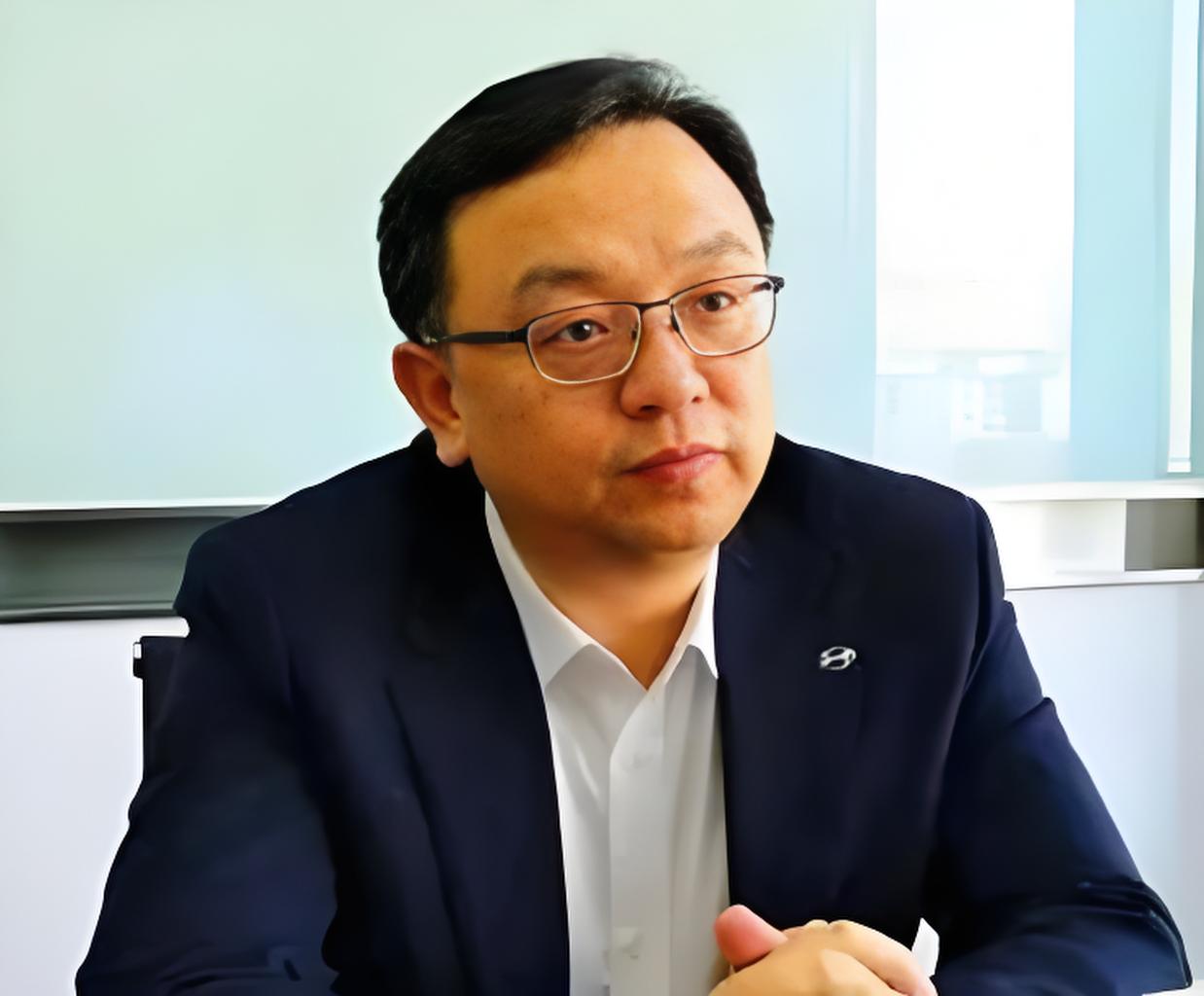 比亚迪总裁王传福说，他高中时回家要生活费时，他嫂子张秀菊，翻箱倒柜，兜里就几毛钱，嫂子一拍大腿，做出了一个令小叔子怎么也想不到的事情，如今那个卖嫁妆供小叔子上学的农村女人，现在怎么样了？

说实话，这事儿我反复看了好几遍，不是被“卖嫁妆”三个字震住，而是被“翻箱倒柜，兜里就几毛钱”这个细节扎了一下。