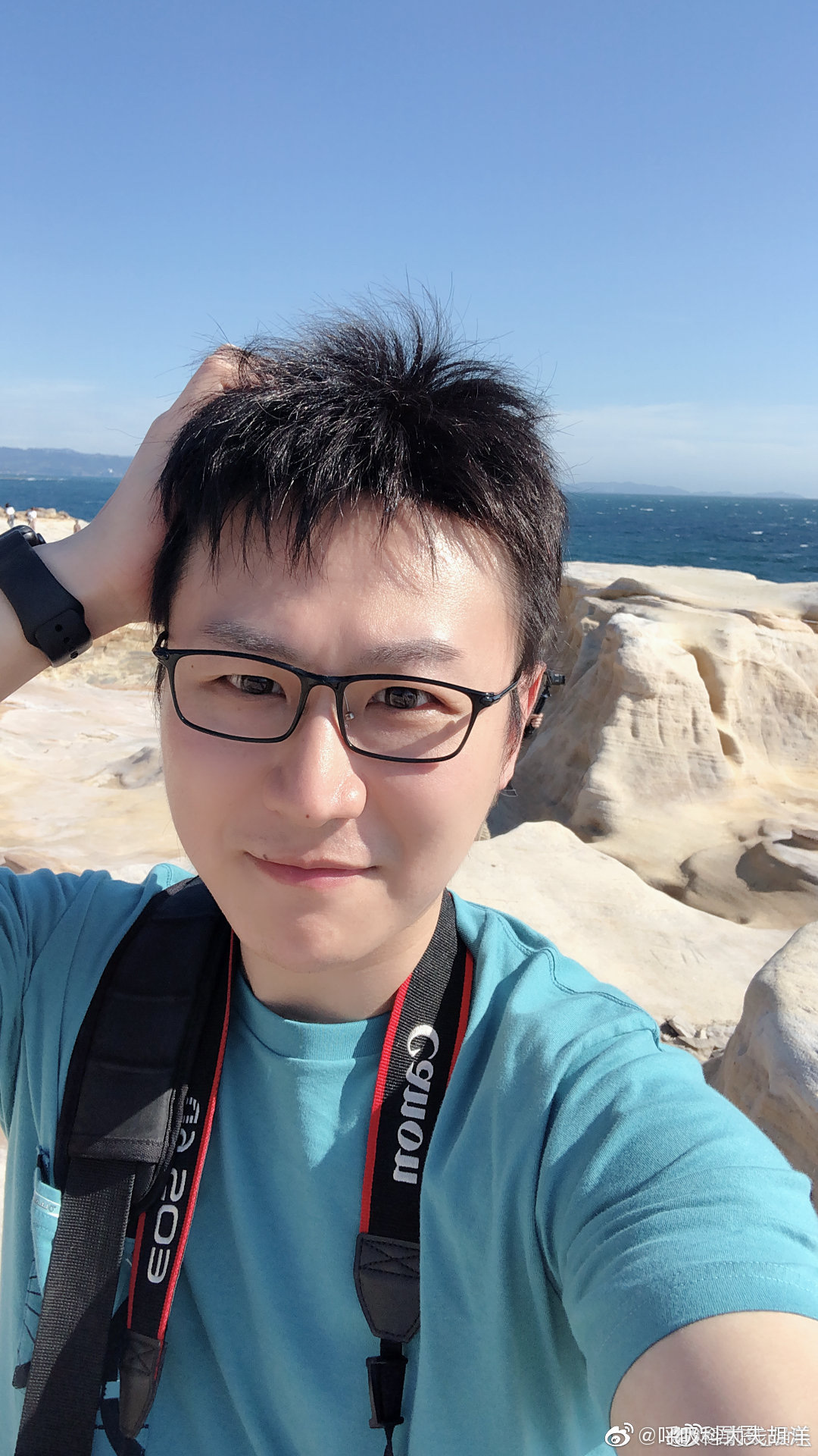 吾恩走了。41岁。
古风歌手，抗癌近七年。
不是败给意外，不是输给岁月，是他把最后一首歌也留在了被病痛一点点剥夺声音之前。

2019年确诊胃印戒细胞癌时，他不到35岁。他没有把病房变成苦情戏，录完的作品照常交付，微博里写的是治疗日常和细碎的小欢喜。他说过一句话：“不相信奇迹，但我也不会退缩。”七年
