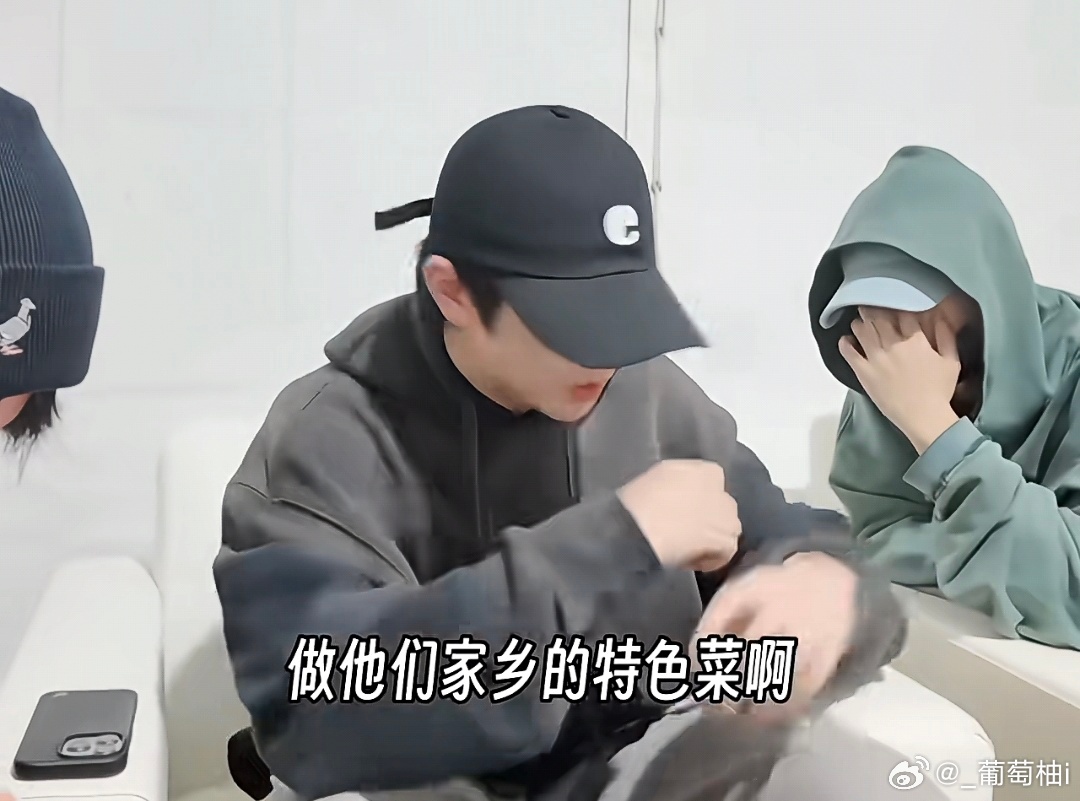 #橹穆[超话]# 啊啊啊啊啊。橹夫那个语音的“对”真的就是，一股“男娘味”（），就是一听就是很想穆夫啊😱😱😱然后然后他说最近在自己下厨，就想到原来的一个🍬说穆夫要学做菜，因为抓住一个人的心要先抓住他的胃，然后ts问他他不是会做菜吗，他说要做人家家乡特色菜，然后联排的时候问橹橹觉 ​