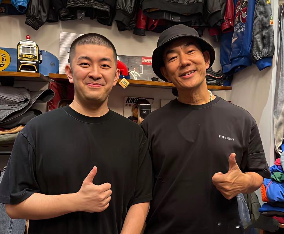 任贤齐现身上海一家服装店挑选衣物，被店主认出。头戴黑色渔夫帽，一身黑色运动装束，简约大方，整个人状态看着格外年轻。
 
从当年红遍大街小巷的歌手，到如今兼顾音乐、影视与生活，走过数十年的演艺路途。岁月没有磨掉他身上那份温和质朴的气质，褪去舞台上的光芒，逛店挑选衣服时，只是自在从容的普通人。常年保持松