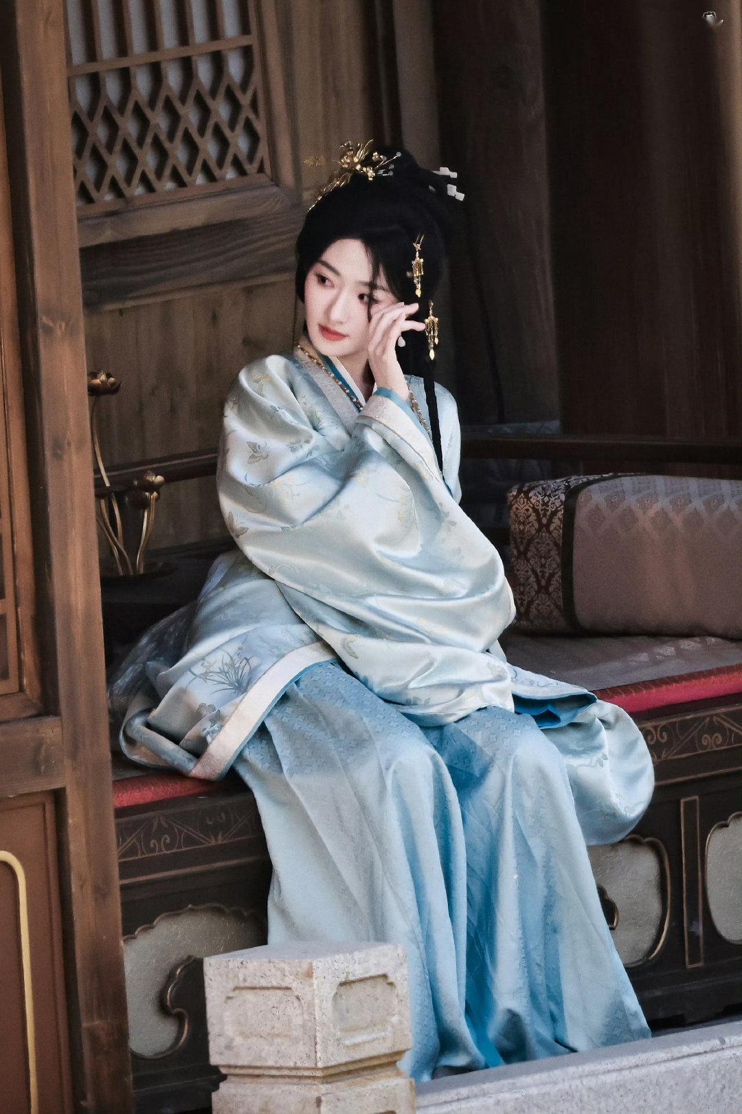 #杨雨潼[超话]# yyt#原来田曦薇扇的是杨雨潼#yyt#杨雨潼嫁金钗巴掌脸美人#
谢画楼妆造我给满分，我们家雨潼太适配古装了，就是被扇巴掌也好可爱。
​