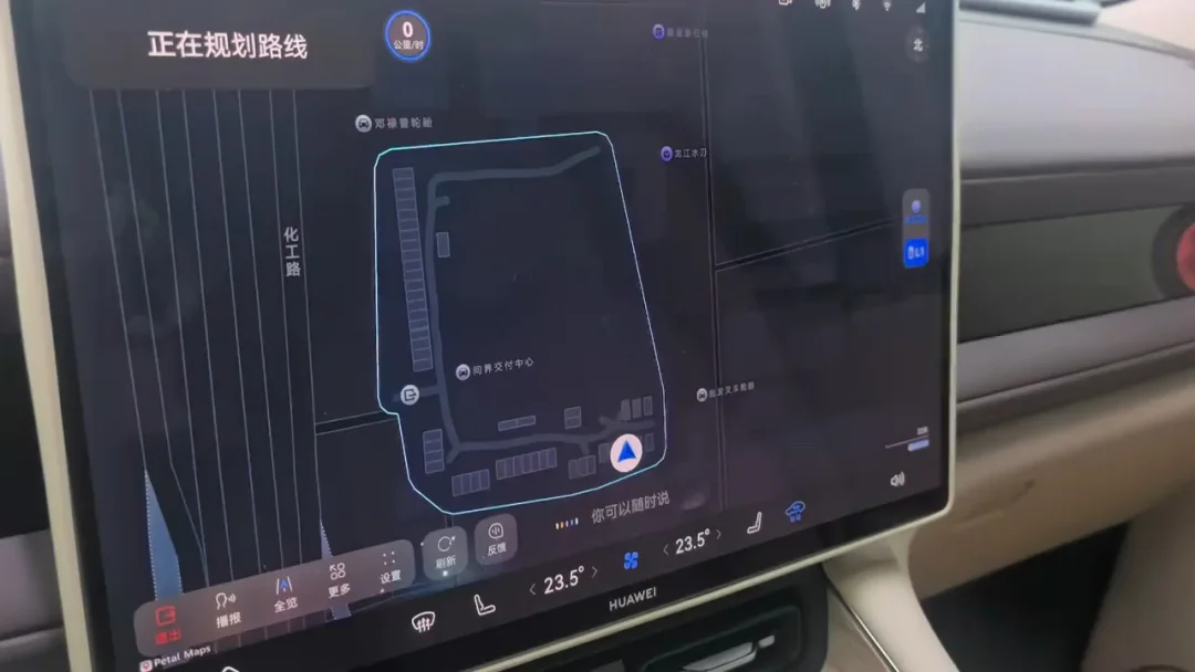 #问界M6趣往生活每一处 #智享车生活 
科技改变生活，这才是适合女生的小车车
颜值与实力兼并[飞吻