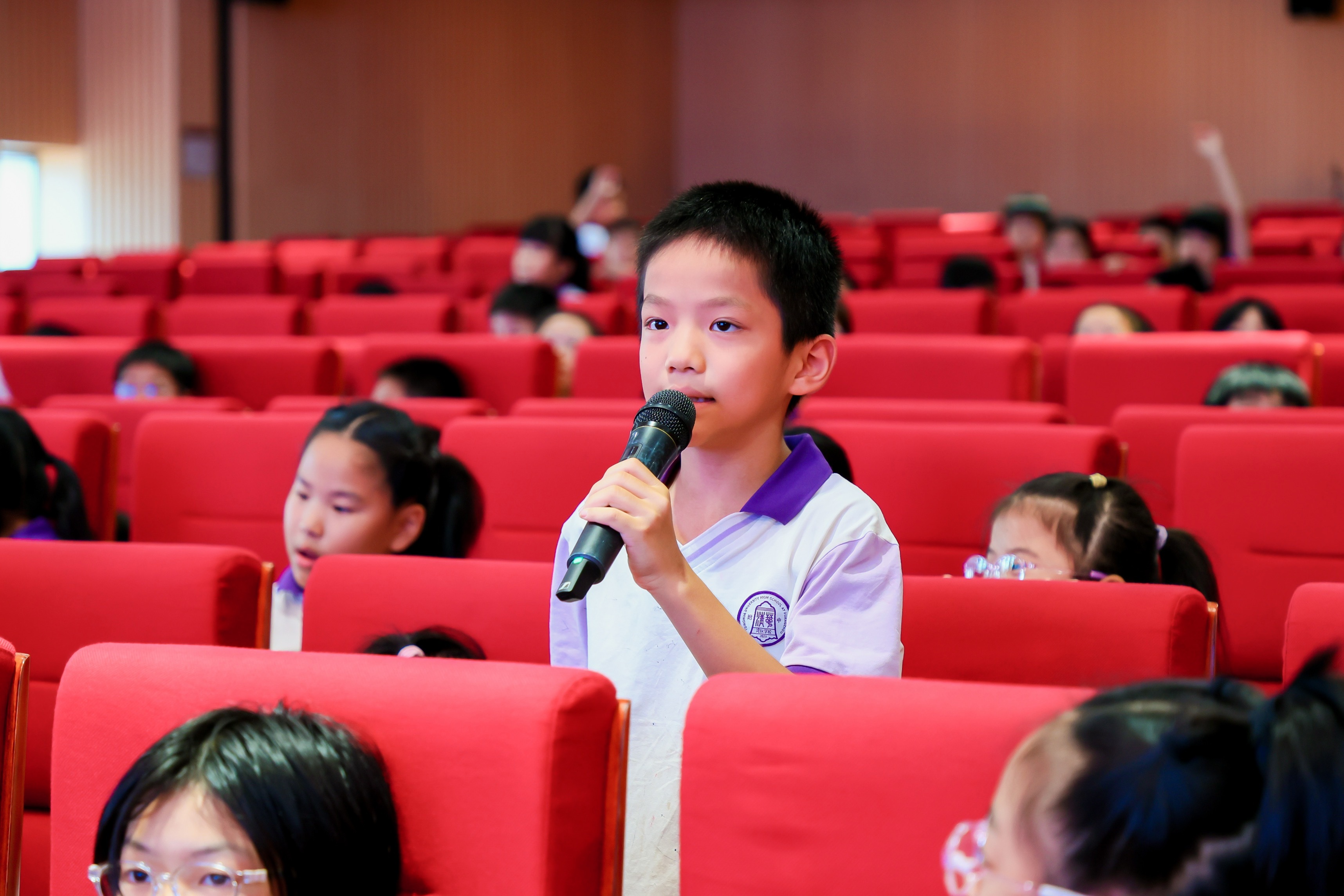 恰逢全国科普月，由中国汽车工程学会主办，小鹏集团、广州市小鹏公益基金会支持，清华附中湾区学校承办的青少年汽车科技节成功举办。超过 500 名学生在活动中了解到智能汽车、机器人等最新科技成果，直观感受了未来出行新形态，进一步打开了对未来智能出行的无限创意与想象。
刚完成量产验证的小鹏机器 ​