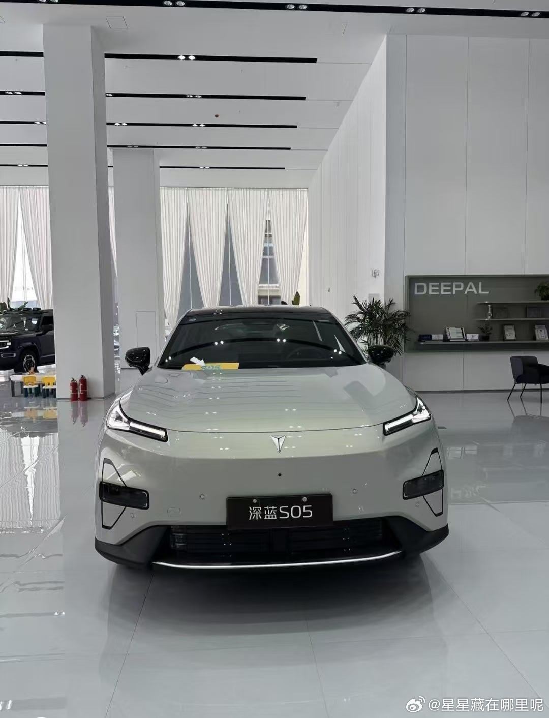 开上全新深蓝 S05 之后，激光雷达辅助驾驶改变了我对日常开车的感受，实实在在解决了不少用车痛点。
在城区早晚高峰开车，车流混杂，电动车、行人随时会出现。激光雷达感知灵敏，能提前识别障碍物，及时预警减速，开车心里更有底，不再手忙脚乱。节假日跑高速长途，开启辅助驾驶，车辆可以稳定居中行驶 ​