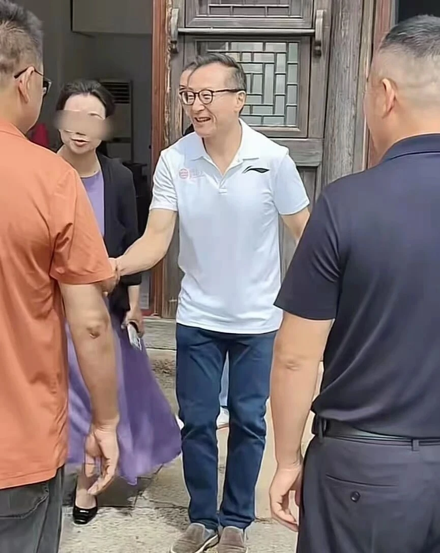 阿里蔡崇信回老家祖宅，众人迎接，太风光了
