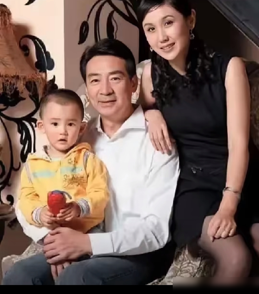 49岁寇振海追33岁李婷，人家直接一句你太老了给拒了。
换别人早撤了，他不。拎着东西往李婷家跑，一跑就是大半年。
李婷爸妈不搭理，他就陪买菜、陪聊天，硬是把老两口给磨服了。
这姑娘是《花自飘零》里的搭档，戏里演情侣，戏外他动了真格。寇振海，《情深深雨蒙蒙》里那个黑豹子，荧幕上专演狠老爷，追媳妇
