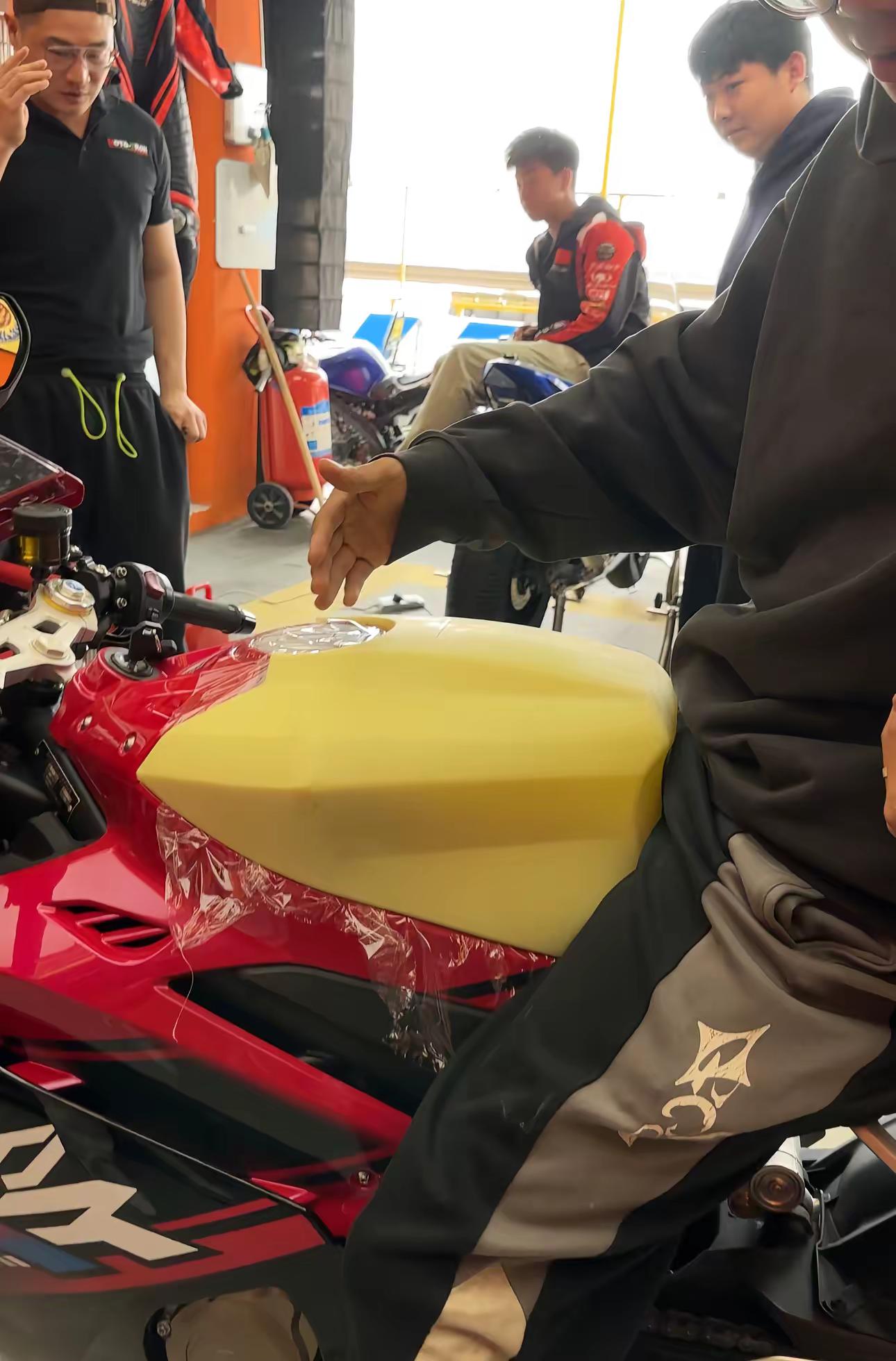 张雪500rr油箱测试。机车 改装升级 张雪500rr