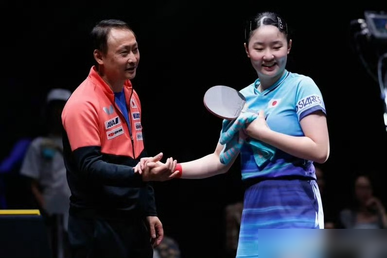 17岁，单届四项冠军，日本乒乓球94年没出过这种怪物。
张本美和刚刚把早田希娜逼到了墙角。女单决赛4比3，硬是把早田的三连冠给拽下来了。前两年连着两次决赛输给同一个人，这次全赢回来了。
两周打25场球，一天赛程堆着青年组、成年组、女双、混双。换别人早趴下了，她还在跑位。
赛后她就说了一句：观众