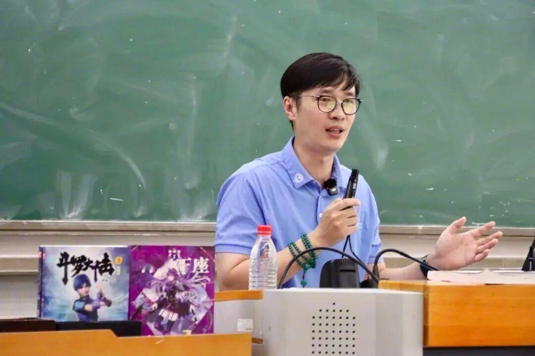 【V人物 | #唐家三少呼吁补齐文字领域AI标识#】#唐家三少称网文成AI洗稿重灾区# 唐家三少表示，近几年，自己明显感觉到人工智能引发了一系列的连锁反应，包括重重挑战：一是AI洗稿频发，网络文学是重灾区；二是“AI泔水”泛滥，严重挤压优质内容空间。

现在借助AI，抄袭变成“解构重组”，把爆款作品 ​