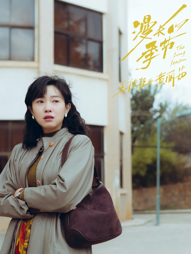 高叶演大嫂，是男人都得看她脸色。王佳佳演大嫂，是连哭都得挑没人的时候。
《漂白》里那滴鳄鱼的眼泪，直接把我看麻了。抬眼、抿嘴，没一个废动作。从被拖下水的受害者，到帮着剁肉的施暴者，转换就在一秒钟。
王千源说她接戏像打乒乓球，每个眼神都能怼回来。郭京飞也服。
同样是短发红唇，陈书婷穿高跟踩在权力