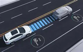以120公里时速飞驰，跟前车仅隔10米距离，辅助驾驶突然撂挑子：我不开了，请你接手。留给驾驶员的反应时间只有0.3秒——连眨一下眼睛都不够用。

这不是玩笑。国庆假期前后，沪昆高速安顺段，实打实发生了这件事。事发当晚，一名司机开启导航辅助驾驶在高速巡航，前方有辆正常行驶的大货车。

系统全程没减速，