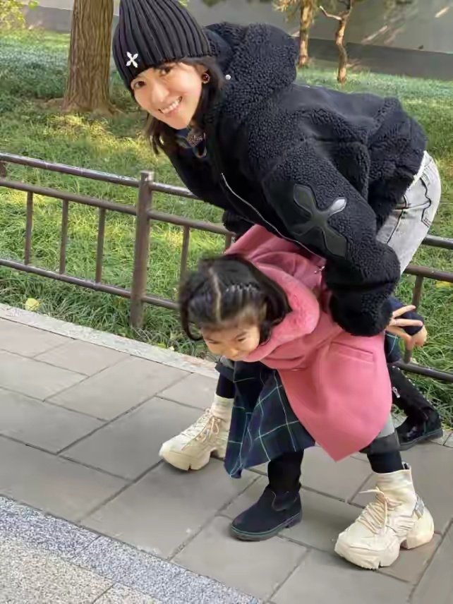近日，有网友在北京环球影城偶遇章子怡汪峰合体出游。50岁的汪峰剪了利落寸头，显得格外精神，46岁的章子怡则一直抱着小女儿，动作轻柔细腻，举手投足间散发着母性光辉。一家五口穿梭在乐园里，有说有笑，画面幸福温馨，平凡又动人。 ​