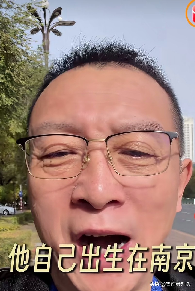 大快人心！莫斯科大学那个在课堂身披旭日旗的中国留学生，已经被遣返，校方后续将发布正式开除决定！
 
这事真的让人很难理解，这名陈某某是南京籍，读的还是历史系。旭日旗是什么，代表着什么，学历史的不可能不清楚。
就在亚非历史课堂上，他拿出侵华日军军帽，当众身披旭日旗展示。在场的中国留学生当场制止，要求他