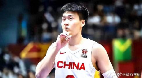 中国队长赵睿腰部受伤后被传无限期缺席，距受伤不足三天便恢复神速，已随队...