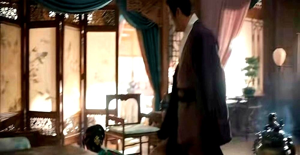 同屋睡了六年连彼此的衣角都没碰过，这才是豪门联姻扒了皮的真相。

兰香如故里李梦演的正妻，彻底撕了先婚后爱的俗套剧本。人前她和刘学义端着恩爱夫妻的架子，房门一关，两人活像睡在战壕里，防贼一样防着对方。

门当户对四个字，把没感情的男女死死绑在利益磨盘上。谭松韵卷进这场局，直接逼出主母的冷酷手腕。