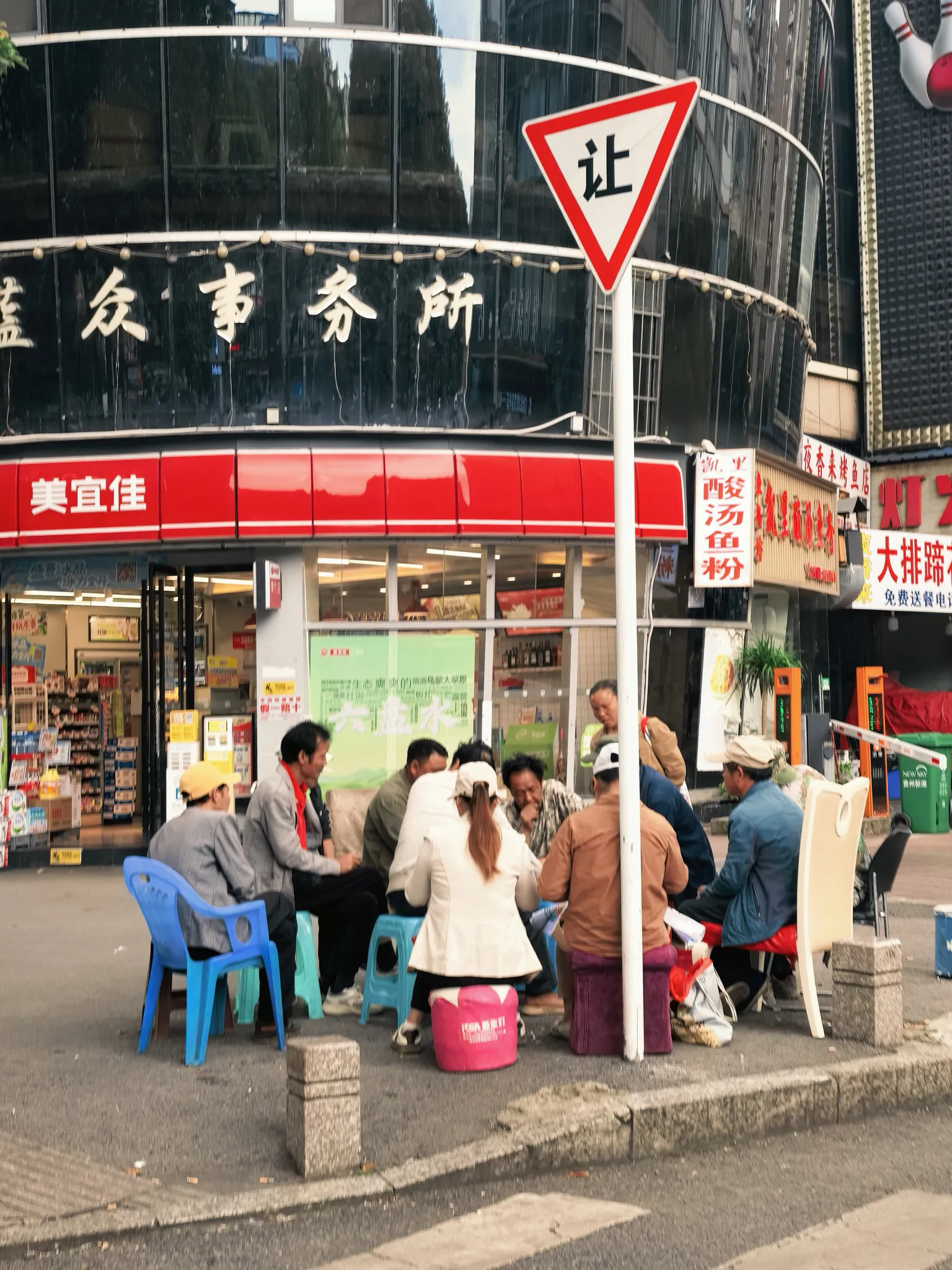 路过凉都六盘水的街头，看见了打工人最真实的模样。钟山大道上，暂时没活的工友们聚在一起，围坐着打扑克牌打发闲暇时光；凉都大道的路边劳务市场里，不少民工蹲守在路边，默默等待招工机会，盼着能有活计上门。
       都是为了碎银几两奔波谋生，闲下来时消遣度日，等待时满心焦灼。城市建设离不