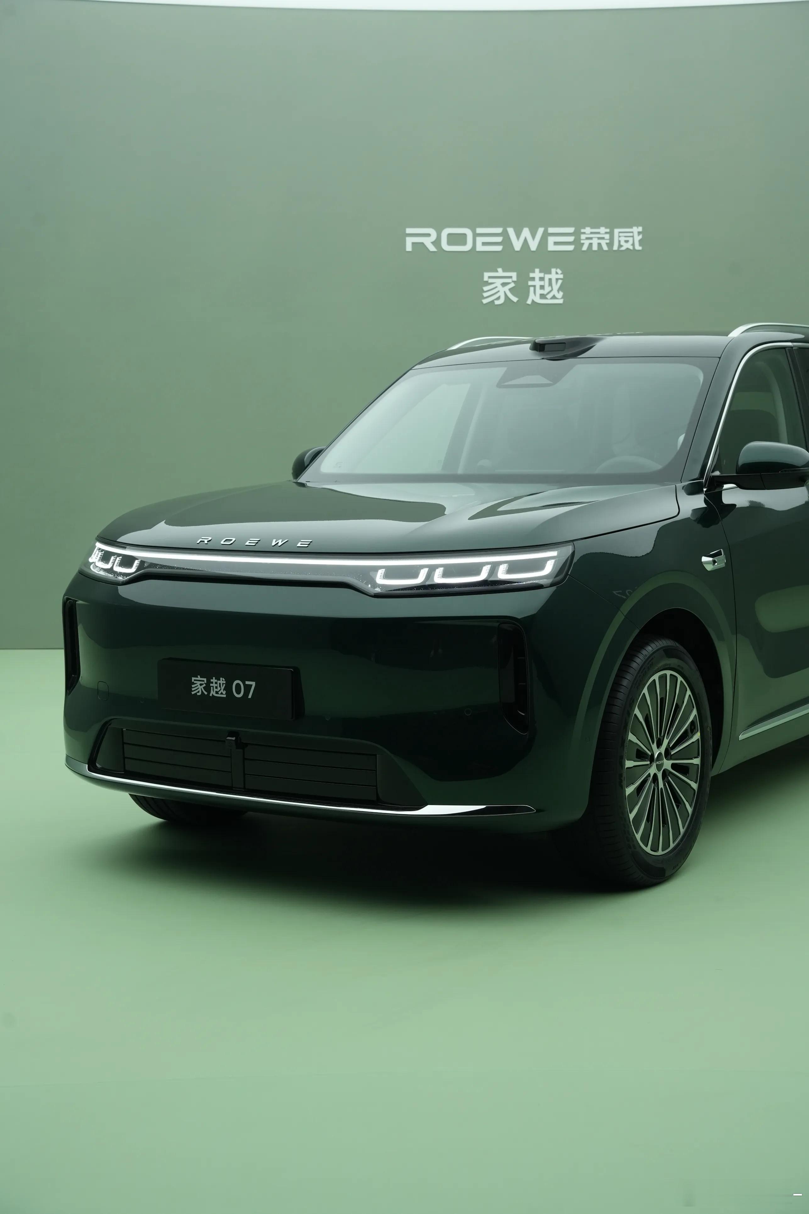 支付宝在电梯里放AI短剧，还让曾辉、李柯排队喊话求拍，这波广告玩得挺溜。大家都在聊AI演员表情够不够丰富，我倒觉得AI这风早刮到车圈了，而且搞得更猛。
今儿刷到荣威家越07的图片，好家伙，这车直接叫自己“AI原生汽车”，说是跟字节火山引擎深度合作，全球首台量产落地。光听名字就感觉是弄堂里小 ​