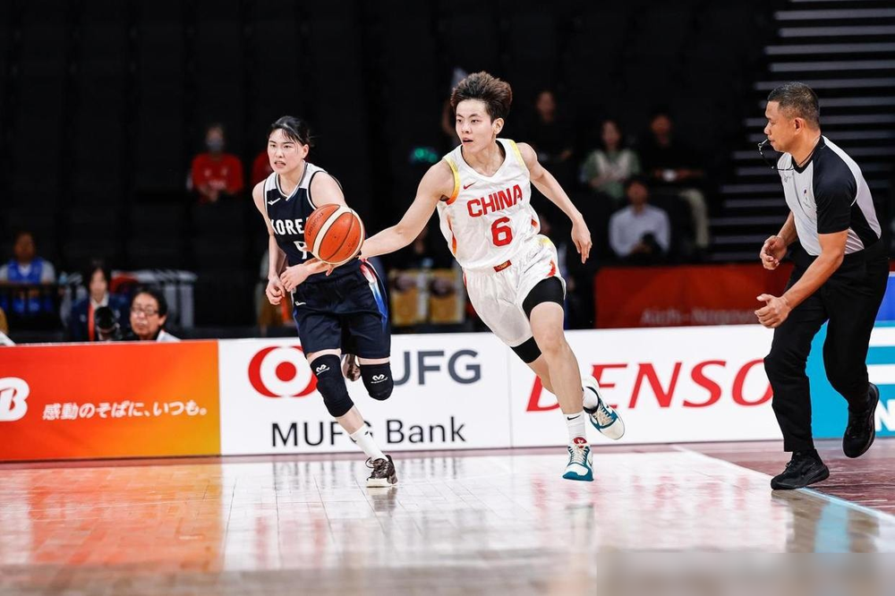13投0中，三分球挂零，中国女篮被韩国队挡在亚运会决赛门外。
32年头一回，半决赛80比85。篮板52比31，多抢21个，愣是喂不进去。张子宇16分钟砍22分，内线杵着，外线全哑。王思雨10助攻，回头10中1，末节两个违体直接驱逐。
苏群说判罚值得商榷，杨毅说30年没见过这种球。韩国球员还比了个