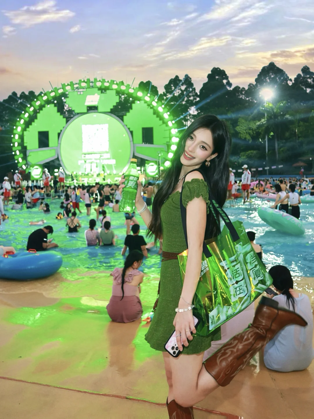 音乐节的快乐密码：热闹人群加雪碧💦