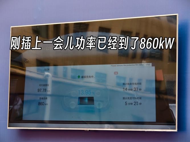 3.22亿辆燃油车，曾被一句话判了“死缓”。不是禁售。是没未来。比亚迪执行副总裁李柯曾说，在中国，闪充普及后，燃油车已经没有未来

中国目前汽车保有量已经超过3.7亿辆，其中新能源汽车接近5000万辆。按照这个口径推算，传统动力汽车仍然有3亿辆以上。如此庞大的存量，不可能因为一次技术发布会，五六年就