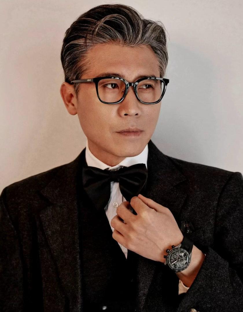 #李乃文胡军给向佐当助理#
李乃文，内地实力派演员，毕业于中央戏剧学院，深耕话剧与影视领域，擅长塑造多元角色，代表作《回来的女儿》《悬崖之上》，演技扎实自然。#李乃文[超话]# ​