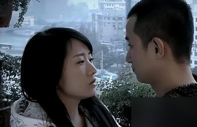 李念把海藻演活了，自己却活成了海藻的反义词。
当年《蜗居》里，海藻给宋思明夹菜，筷子从自己嘴里抽出来直接伸进盘子。李念后来说，那动作就是海藻的底色，她信的从来不是爱情，是物质。戏里海藻一步步陷进去，最后连灵魂都交出去了。
再看现在的李念，41岁，带仨孩子在国外。大女儿14岁，三胎还抱在手里。泳池