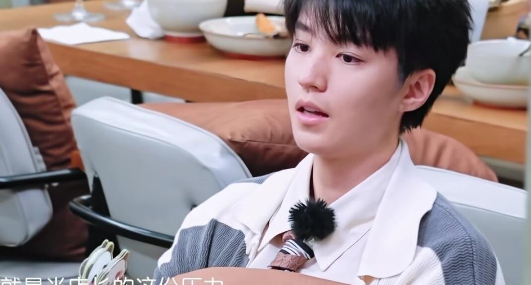 黄晓明夸王俊凯是主心骨想留他下季，王俊凯一句得送礼物就把他噎住了，这俩人互相兜底的样子太少见 ​