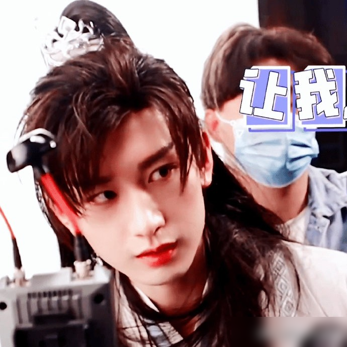 成毅跟古天乐要同框拍悬疑剧了，《狩谎》。
上一次古天乐演电视剧，还是2001年的《寻秦记》，项少龙。整整25年，没碰过小荧幕。他一直泡在电影圈，扛港片，做幕后，多少剧本递过去都不接。
这次回来，搭的是成毅，一个靠骨相抗住镜头的新生代，一个靠时间熬出质感的影帝。优酷组的局，导演是陆剑青，配角还塞了