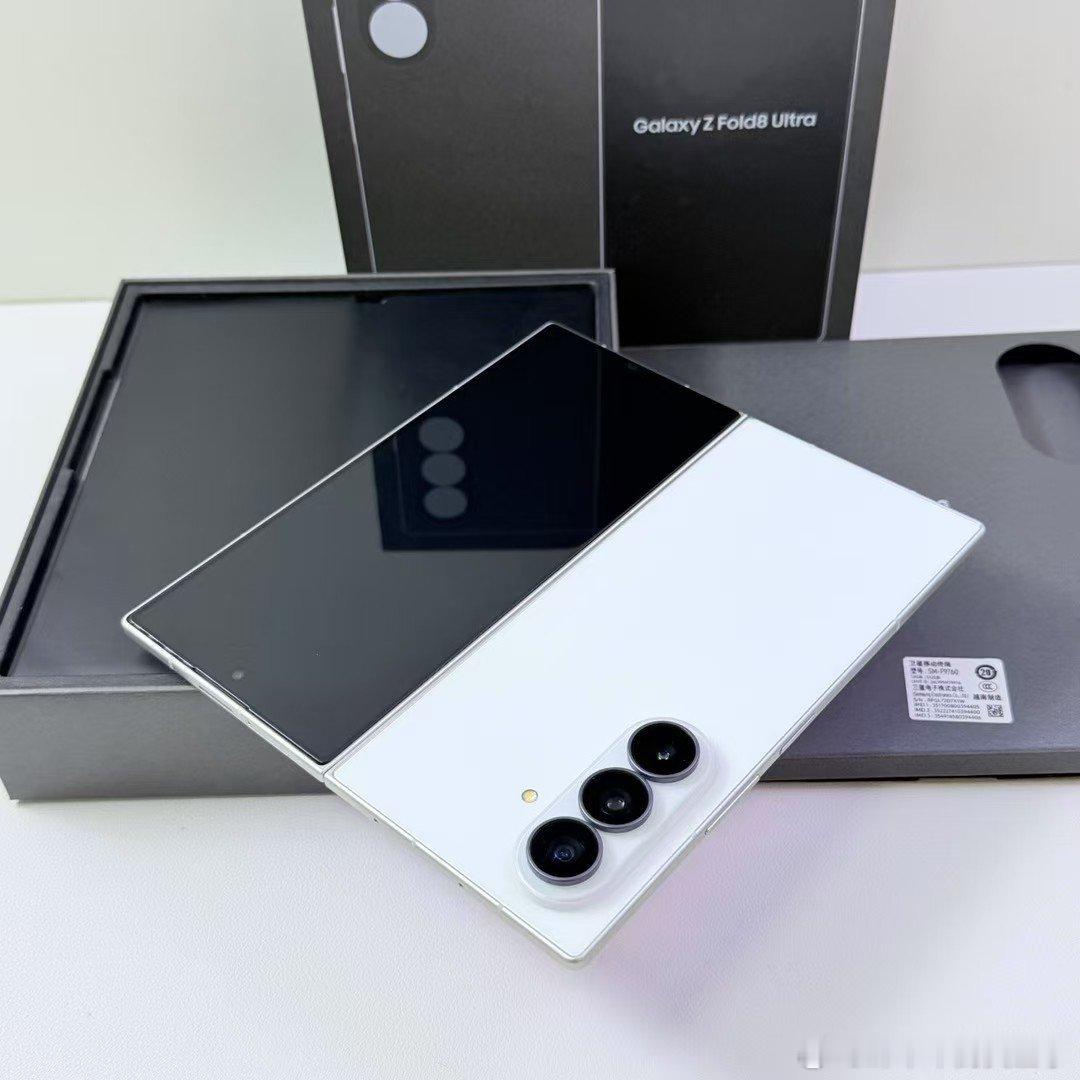 三星Galaxy Z Fold8 Ultra 
12+512G凝霜白 全套外观99新
第五代骁龙8至尊超轻薄2亿像素 
全国联保2027.08.03价格¥13700  ​