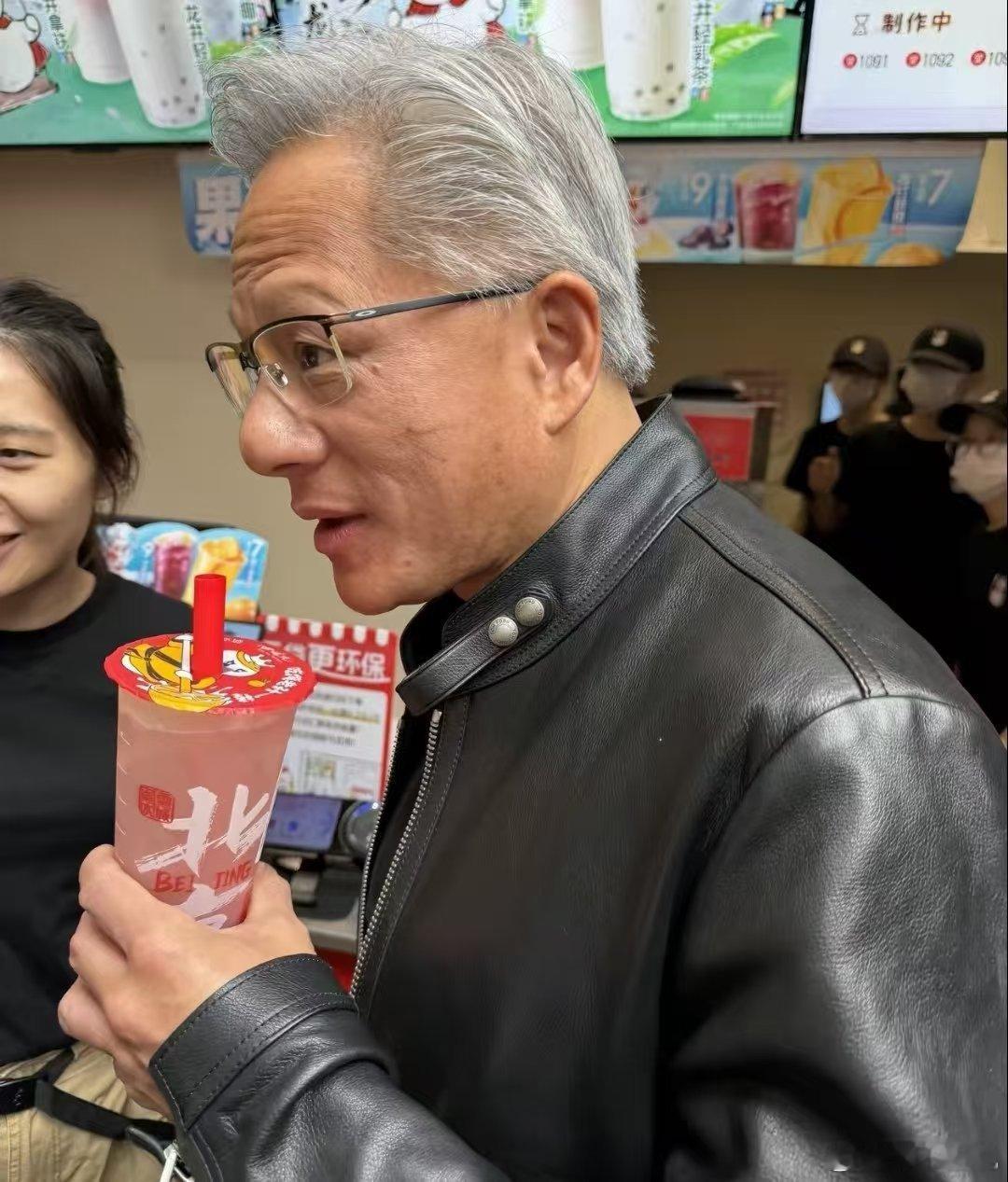 黄仁勋喝蜜雪冰啊，这是真的还是Ai图呢？他的芯片我买不起，同款饮料我能...