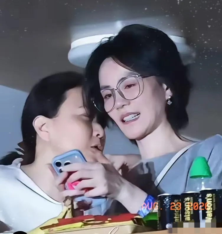 全网认错！王菲现身那英演唱会，身旁“朴素女子”真实身份太不简单
 
谁也没想到！王菲低调现身那英演唱会的一幕刷屏网络。不少网友看到王菲身旁坐着一位穿搭朴素、全程轻声聊天的女子，
下意识随口调侃，以为是随行保姆。殊不知，大家都看走眼了，这位路人模样的普通人，真实身份藏得太深。
 
那英本次巡演现场氛围