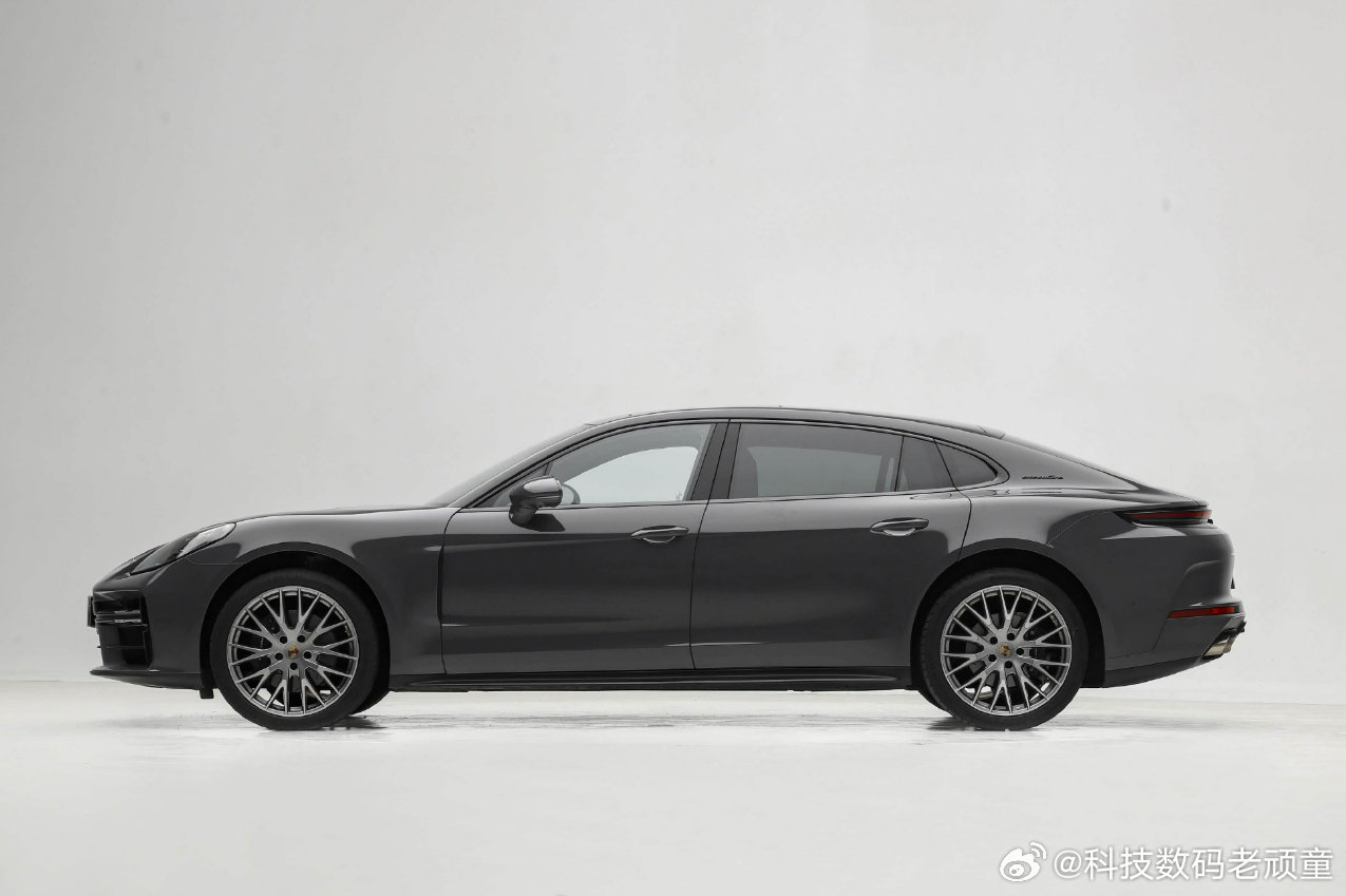 你以为这是保时捷帕拉梅拉，错❌️这是小米全新车型“小米SU9 Lux。
#小米全新车型曝光# ​