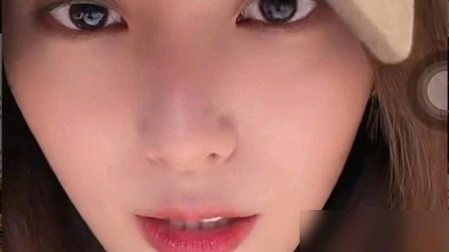 两岁多了才承认，一张海边背影照炸出全部真相。
徐艺洋直播亲口说，孩子是剖腹产生的，中国籍，一直瞒着是因为产后激素崩了，状态差到不敢见人。黄子韬在旁边补了一句：谁会天天跟陌生人汇报家事？话没说完就被她捂嘴拽走了。
时间线一对就明白了。产检被拍、领证被扒，当初全否认。现在孩子要上学，瞒不住了，才松口