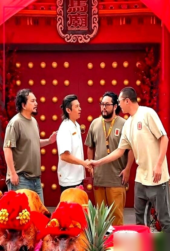 陈冠希真去拍戏了，在马来西亚演个开假庙骗钱的神棍。
黄秋生站他旁边，两人上一次同框还是21年前的《头文字D》。这次拍的是部本地小成本，号称投1000万令吉，要跑去横店和意大利取景。导演没什么名气，之前拍过几部南洋民俗片。
陈冠希留了胡子，头发也长了，整个人看起来收了不少。他那个潮牌这两年缩水缩得