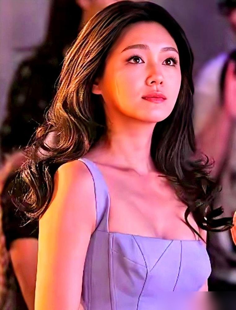 大S当年差点演了紫薇，被琼瑶一句面相太凶给毙了。
琼瑶要的是泪眼汪汪、任由命运摆弄的菟丝花，而大S那张脸，眉眼一挑全是自保与不驯。她天生就不是为了苦情和等待而生的。
直到后来接了《泡沫之夏》。三十多岁顶着争议去演高中生尹夏沫，原著粉起初恨不得把选角喷上天。可十几年过去，后来的年轻小花们翻拍了一版