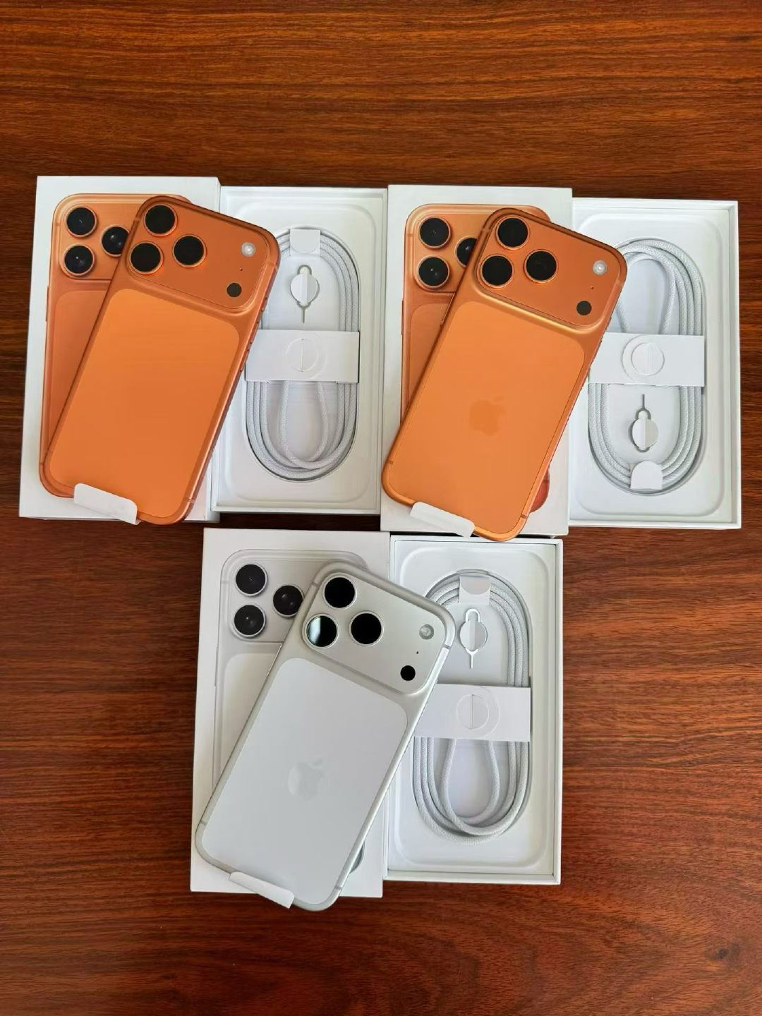 #iphone能躲过手机涨价潮吗# 
iPhone 18系列肯定是要涨价的，17 Pro肯定是不会涨的，因为17 Pro会下架，给18 Pro系列让路，苹果一直都是这么玩的[微笑] ​