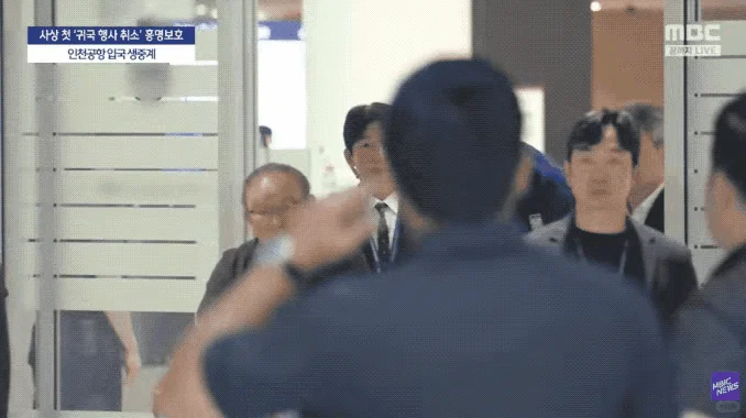 韩国球迷凌晨围堵骂洪明甫，输球就是罪人