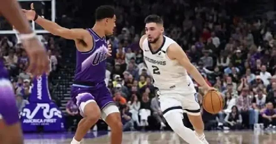 灰熊队的杰罗姆，这回可真是把不少人的脸给打肿了。

NBA官方刚公布的新赛季首周最佳，这位年薪不到900万的后卫，硬是凭着场均34.7分、6次助攻的彪悍数据，和拿着顶薪合同的马克西平起平坐，甚至在效率上还更胜一筹。
不少火箭球迷看着这战报，估计得拍大腿后悔。
其实早在2022年，杰罗姆就被当