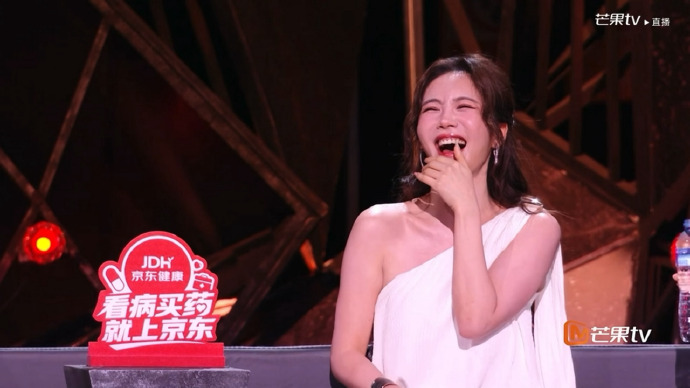 蔡文静：“哥哥们太帅了！” 沈梦辰：“你怎么了？冷静冷静！点评一下舞台呀～” 蔡文静（满脸通红）：“哥哥们真的很帅！” 沈梦辰叫都叫不回来，文静已经完全被台上的帅哥哥们拿捏住啦！我就觉得，不用刻意端着、大方表达欣赏这点，真的好可爱呀！你也被这样真实的她圈粉了吗？