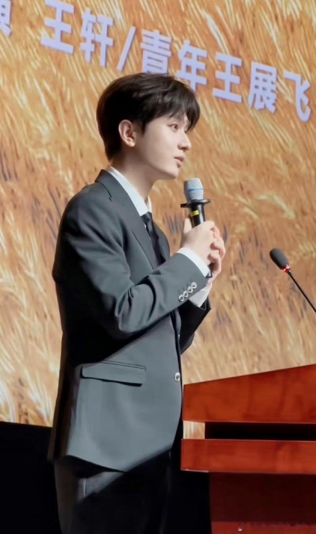 网友说影视寒冬里成毅中暑了。哈哈哈哈哈哈
最头部的演员是这样，闷声做大事也是ee老师的风格了。今天开研讨会明天官宣，居然保密得这么好。这是建军百年重点6部献礼剧之一，也是入围剧美中国5部精品革命片单之一。
听说上面是非常非常非常重视。
#成毅饰演王轩青年王展飞##头部热点创作计划# ​