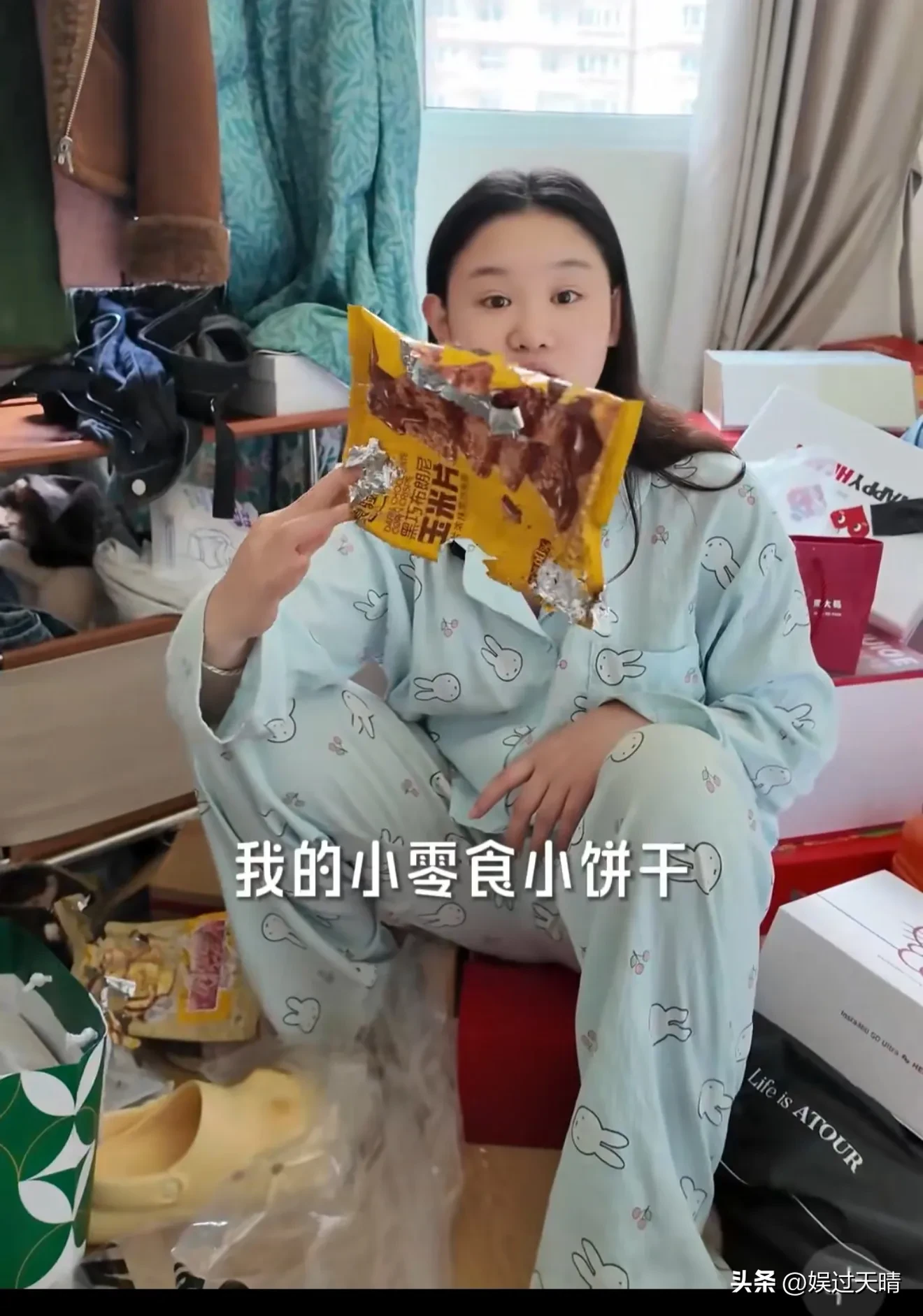 张家齐录制完《我家那闺女》后就搬家了，而她搬家的原因则是地板太薄，她在楼上走路，或者掉了东西在地上，还有猫在家里玩闹都极其影响楼下老奶奶休息，估计是老奶奶投诉了好多次了，所以张家齐就只能搬家了。

张家齐在录节目之前其实住了很久了，录完节目突然要搬走，除了房子到期外，大概率是录节目期间，家里人太多了