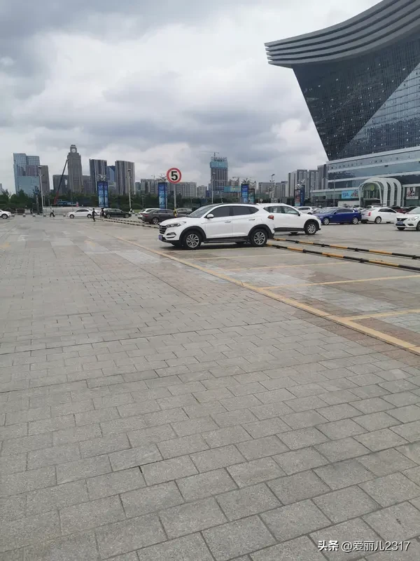 这次成都国际车展，一汽红旗H7告别老款沉闷，溜背造型兼顾稳重与年轻，商务家用双适配。经常要商务接待、兼顾日常家用的兄弟，这台红旗H7真的适配，体面稳重，坐着舒服，客户好感度直线上升！