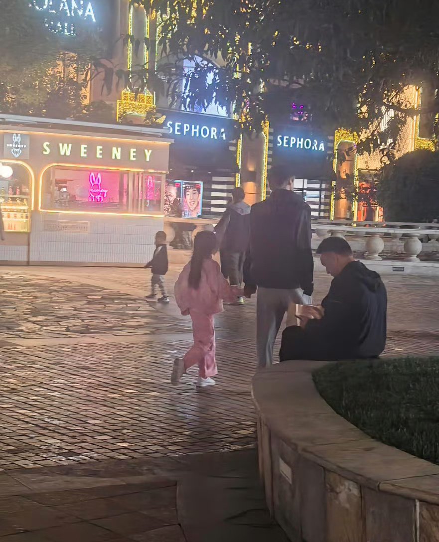 颖儿在昆明拍戏
付辛博直接奶爸上线
带着闺女去买衣服，一手拉闺女，一手拿手提袋

他才是绝世好丈夫，颖儿不担心家里，不担心孩子，是付辛博这样的后盾太给力。

颖儿工作，他就在家带娃，闺女带的也不错，外出一身粉色运动服，高马尾扎的也漂亮，付辛博也是没少带闺女，得心应手。

这次出来给女儿买衣服，也是换