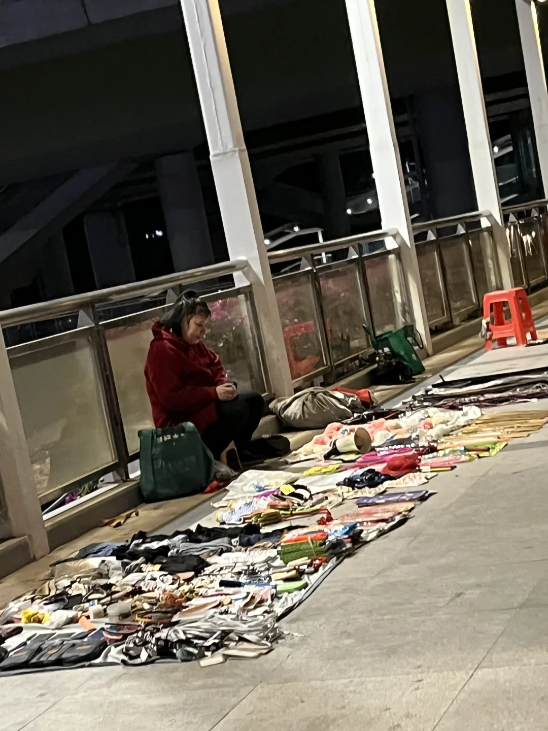 随笔｜天桥摆摊人🗞️