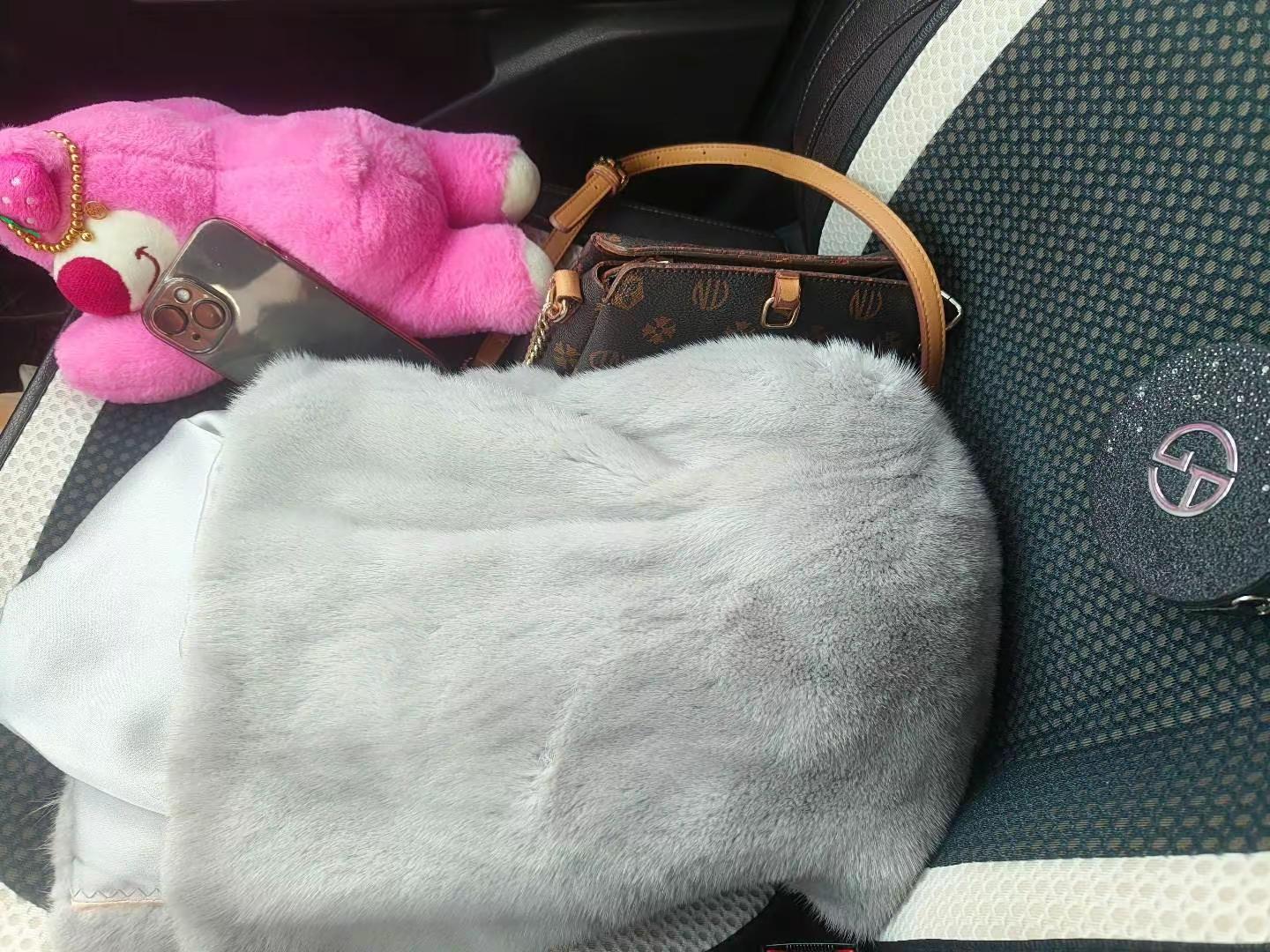 成熟女人的三大标志：穿貂，买黄金，听凤凰传奇😂