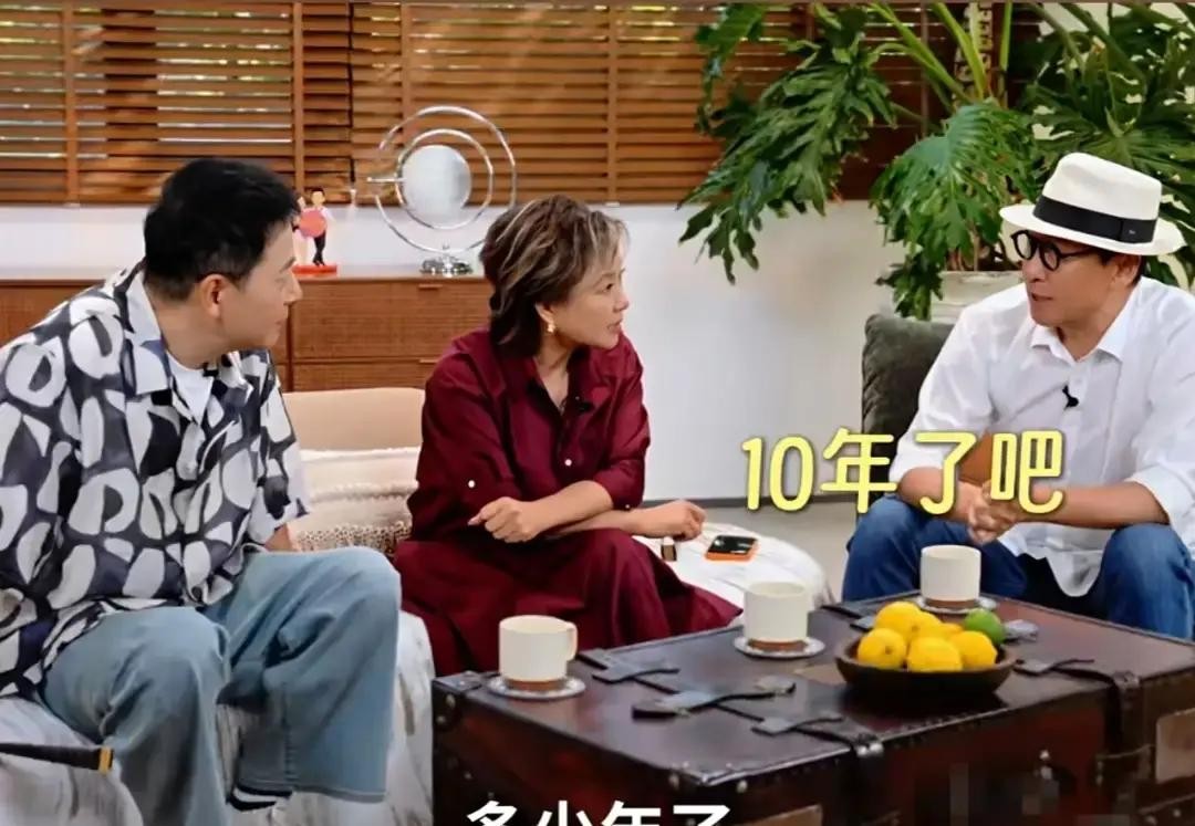 看周杰这段采访，真的刷新认知。


他说起当年拍《还珠格格》时，有场戏尔康要跪着求紫薇原谅。导演喊开拍，他膝盖还没着地，旁边“皇阿玛”的凳子先倒了。


现场没人敢动。张铁林坐在那儿，脸涨得通红，手在袖子里攥着。周杰说，他当时跪在地上，余光看见张铁林的靴子尖在抖。


不是演的。

后来他才知道，那